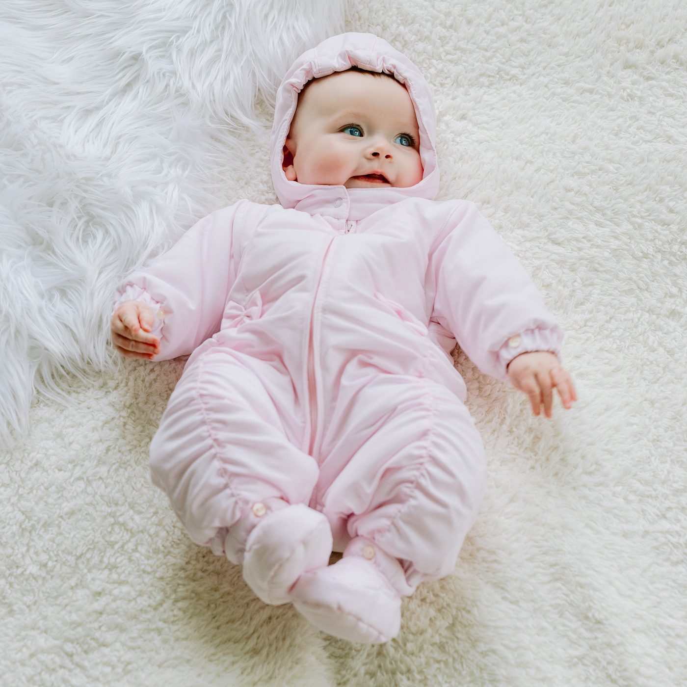 Estelle Mädchen-Kinderwagen mit Handschuhen und Stiefeletten