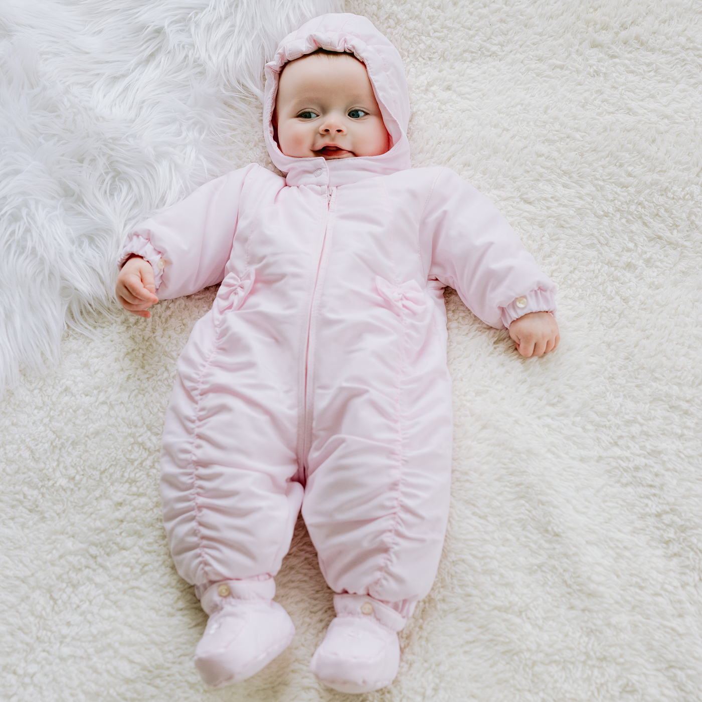 Estelle Mädchen-Kinderwagen mit Handschuhen und Stiefeletten